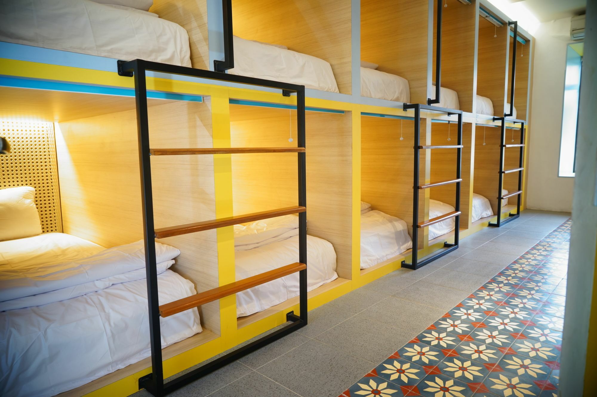 Hostel Borough Capsule Bali *