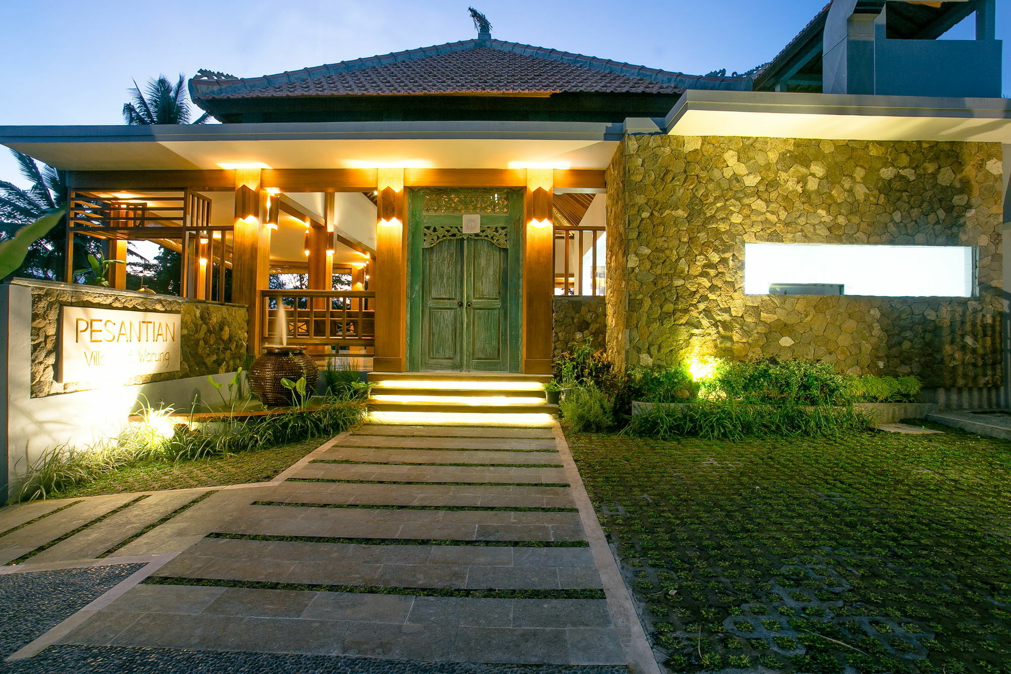 Pesantian Villa And Warung 4*