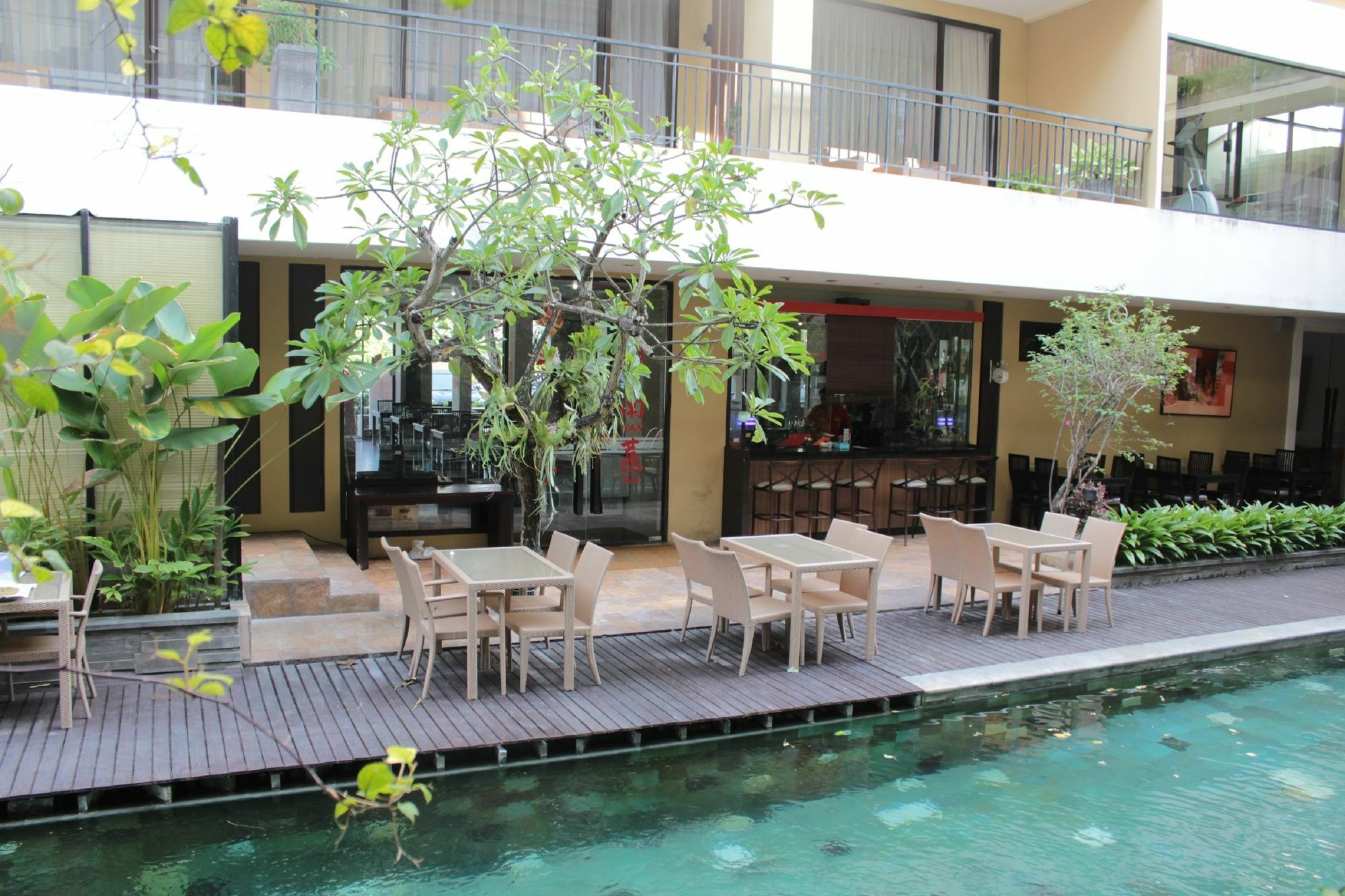 Hotel 100 Sunset Kuta & Ballroom