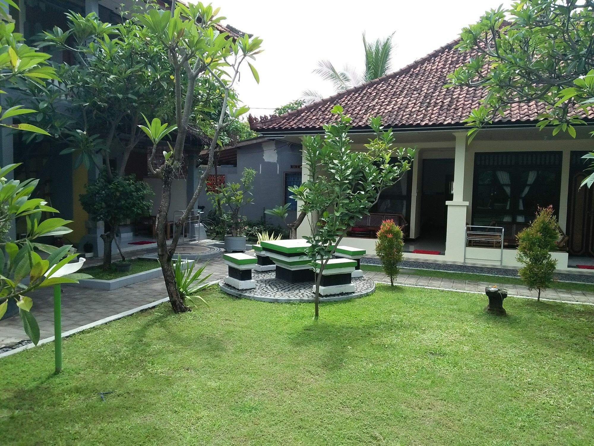 Wisma tamu Puri Mandhara *