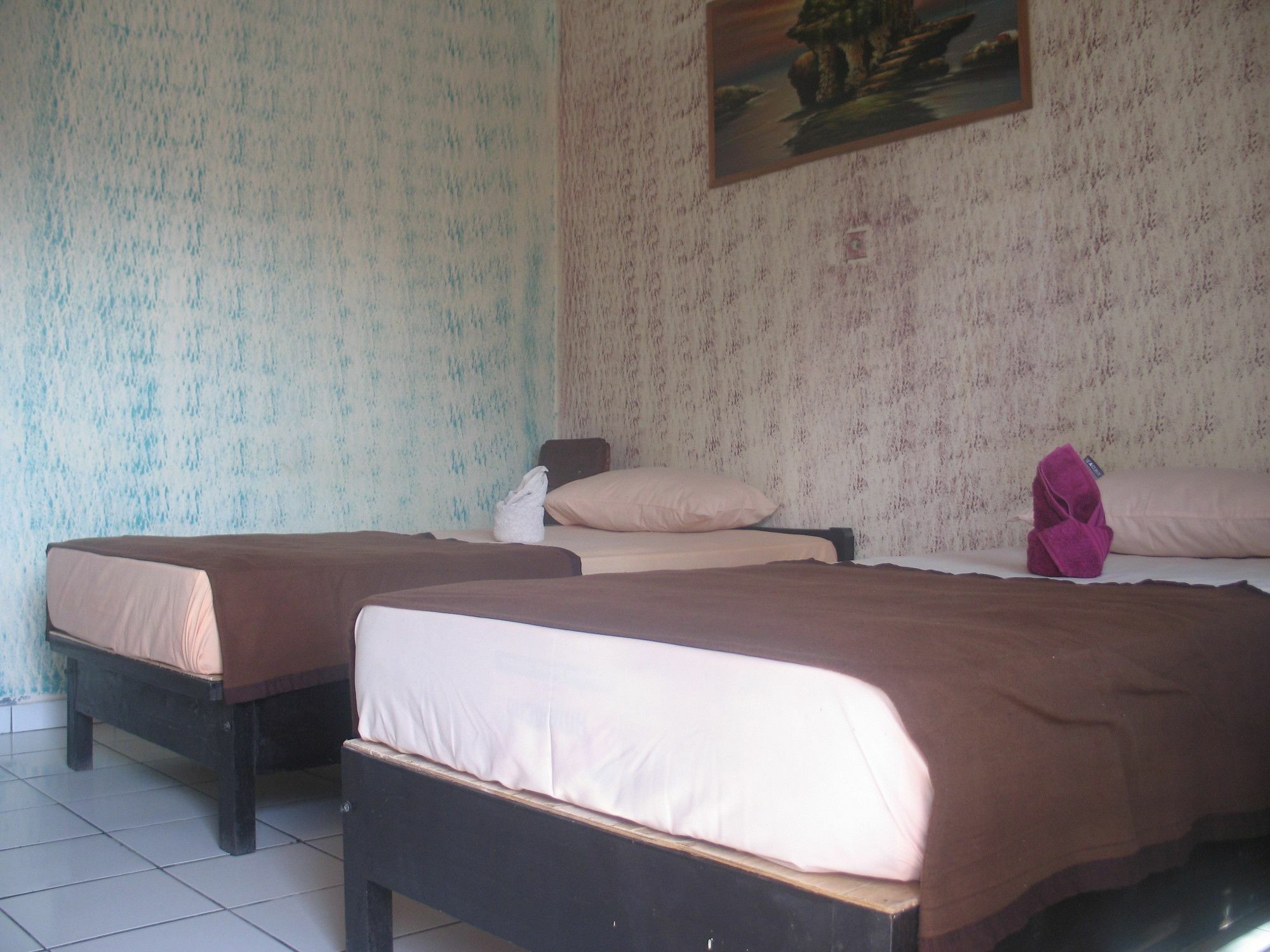 Lovina Central Hostel *