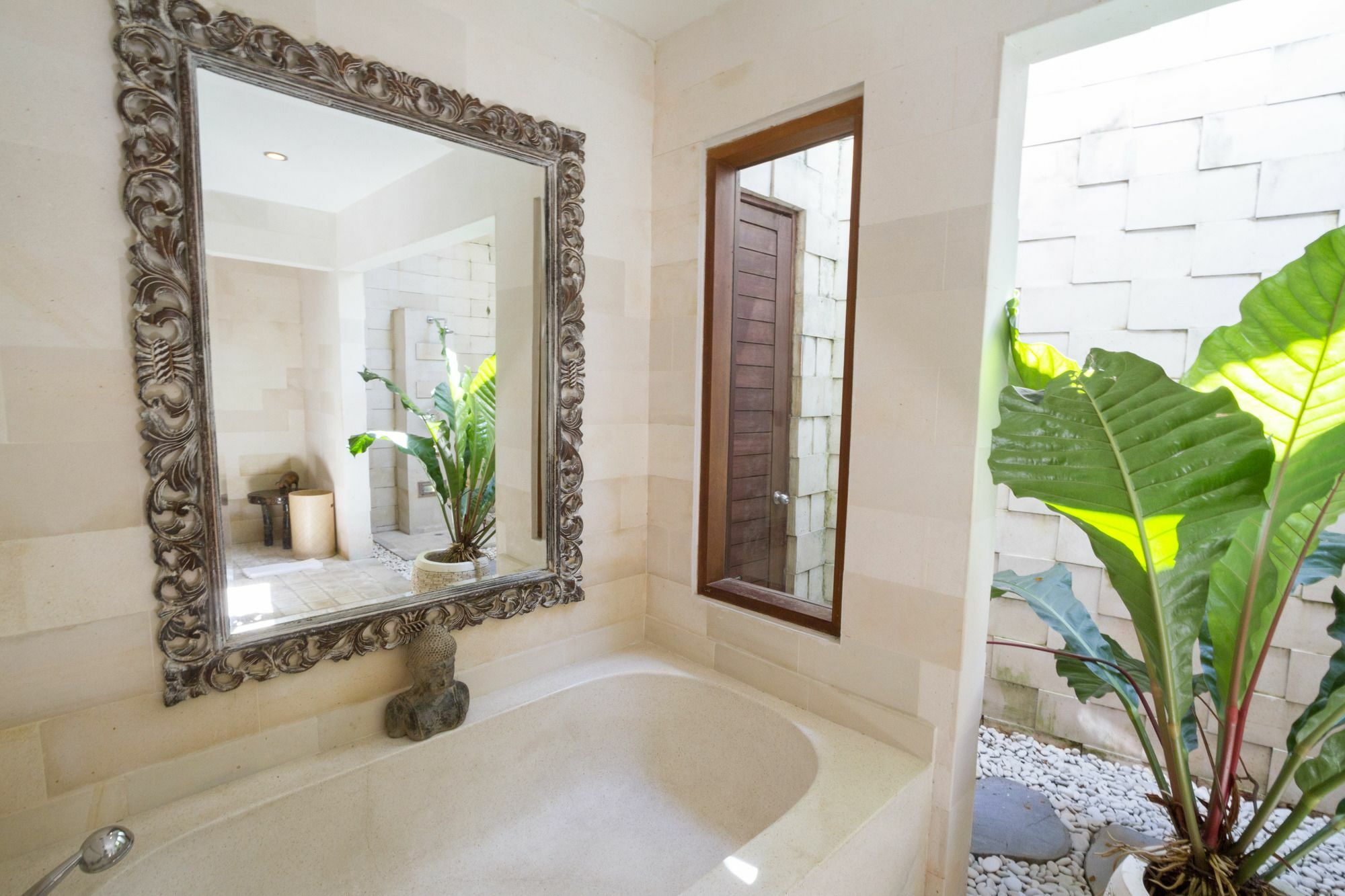 Martine - Fantastic 5br - Perfect Location In Seminyak (Bali)