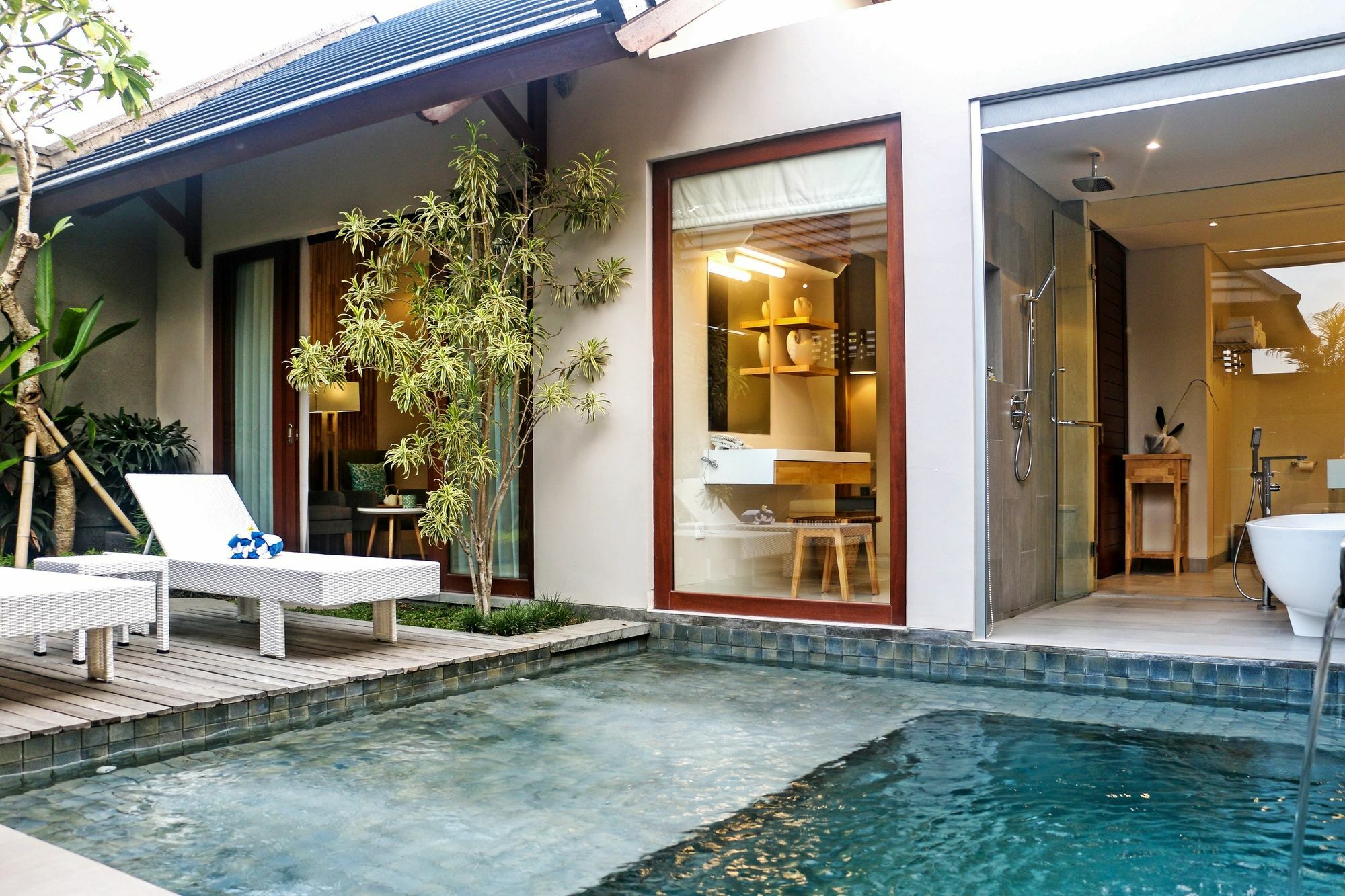 Theanna And Villa *
