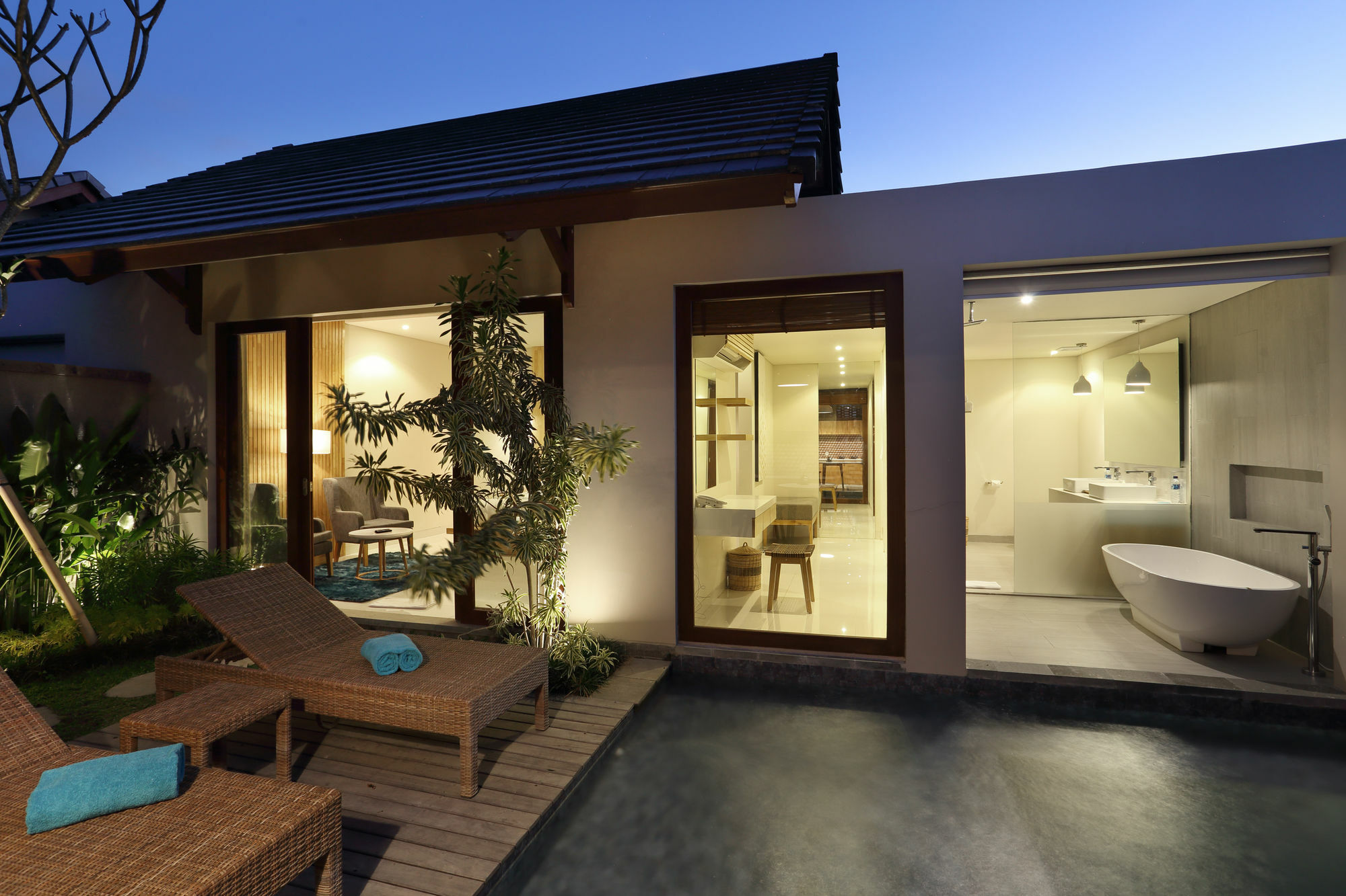 Theanna And Villa