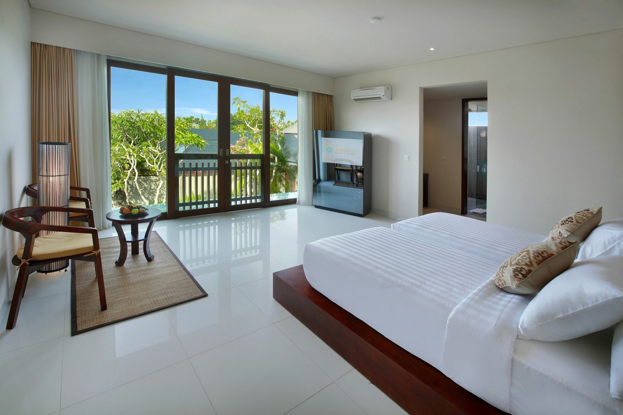 Theanna And Villa