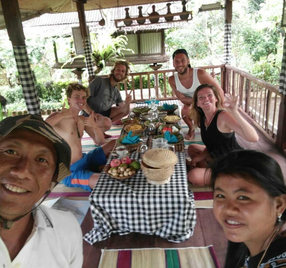 Esa Di Kubu Singaraja (Bali)