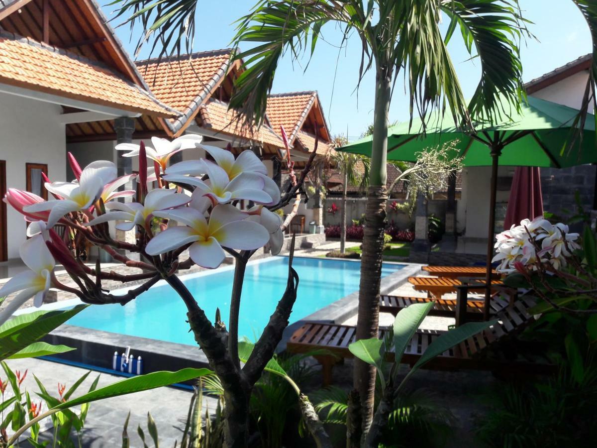 Miko Bali Rumah pedesaan Toyapakeh