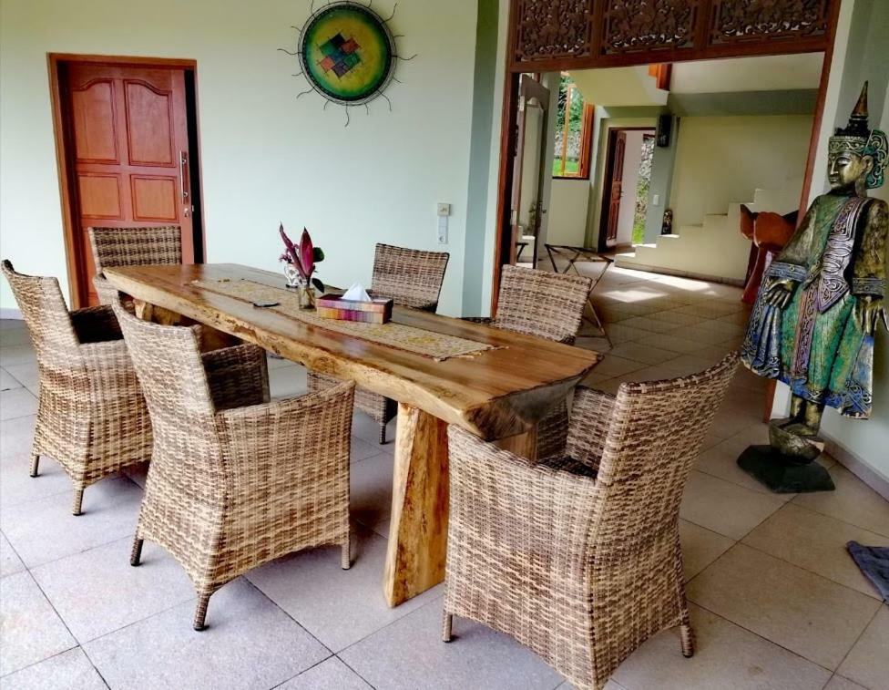 Cantik Sambirenteng Bed & Breakfast *
