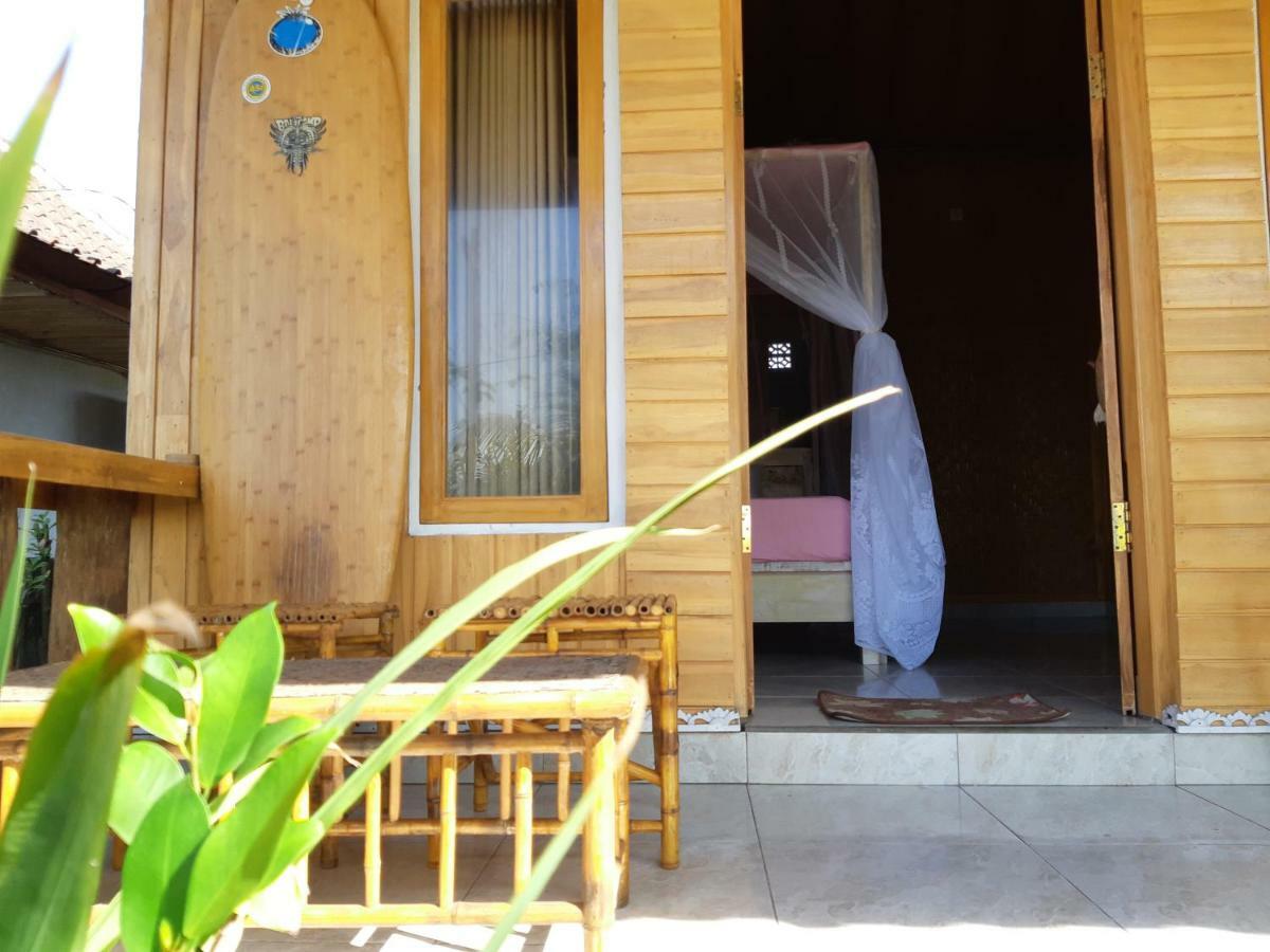 Friend House & Surf Guest house Airsatang