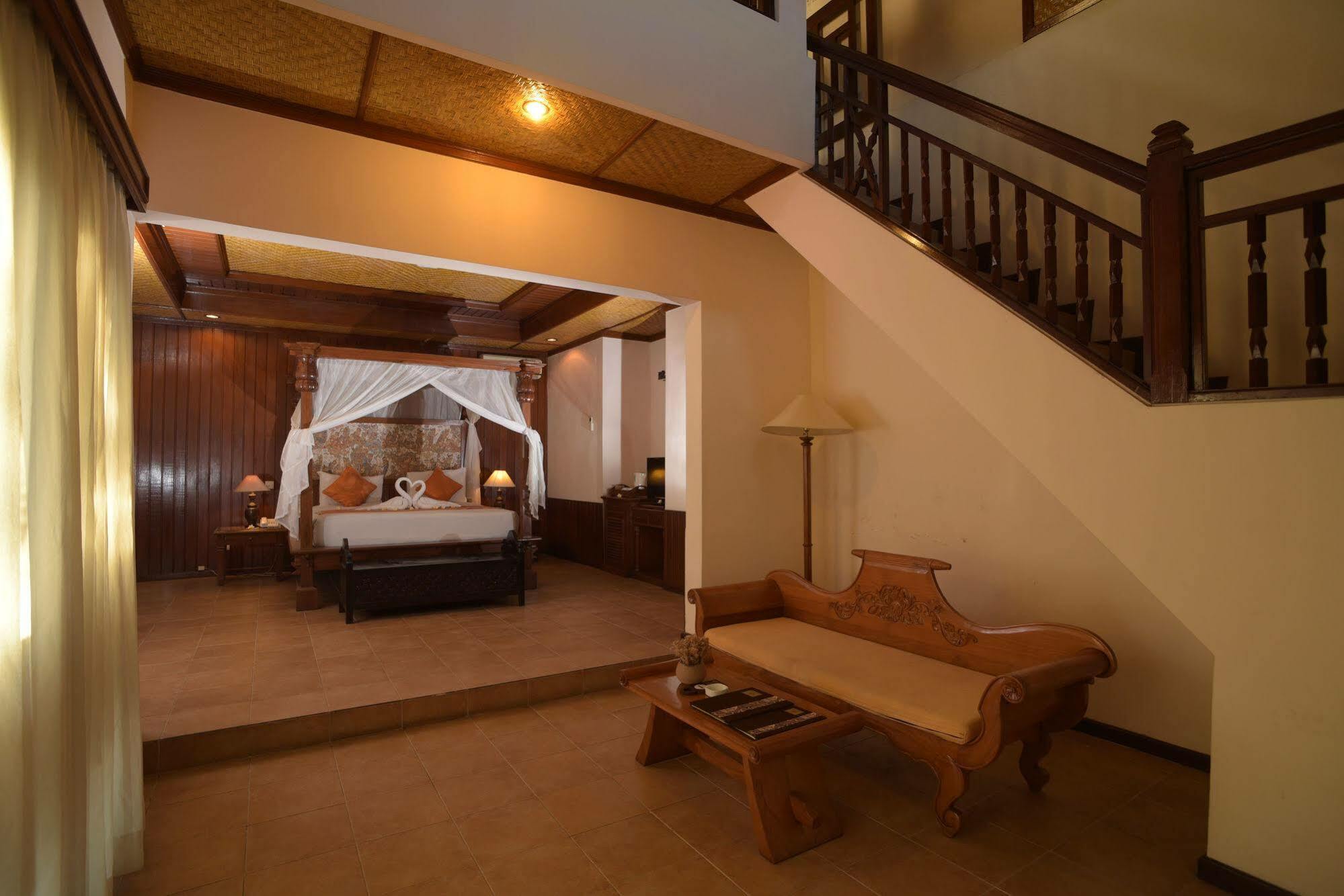 Resort Sri Phala & 4*