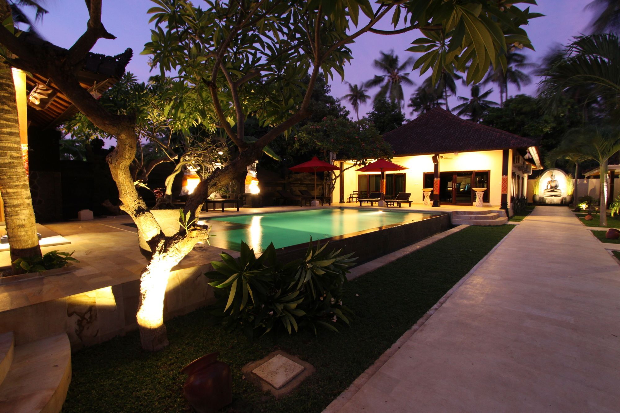 Melamun Lovina (Bali)