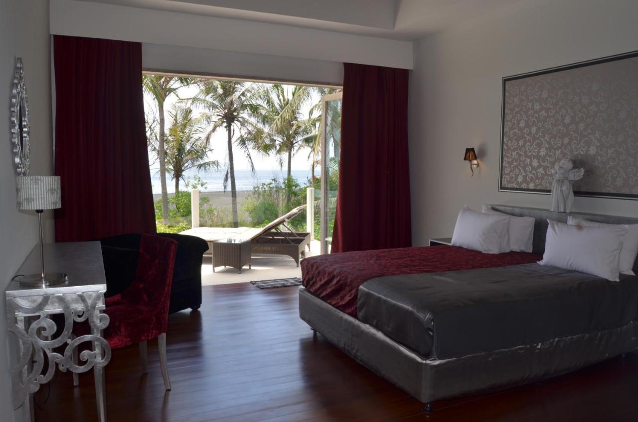 Villa Beachfront Black Pearl
