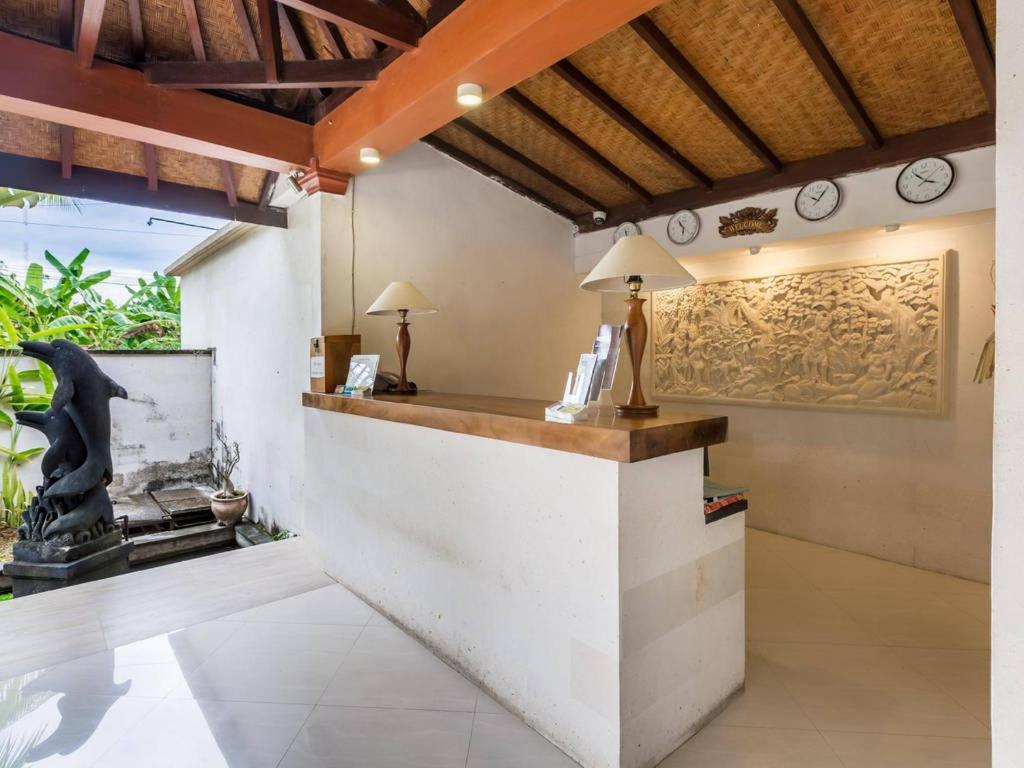 Melamun Lovina (Bali)