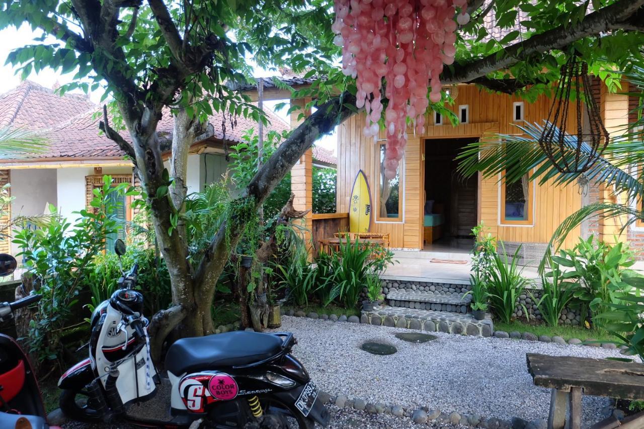 Friend House & Surf Guest house Airsatang