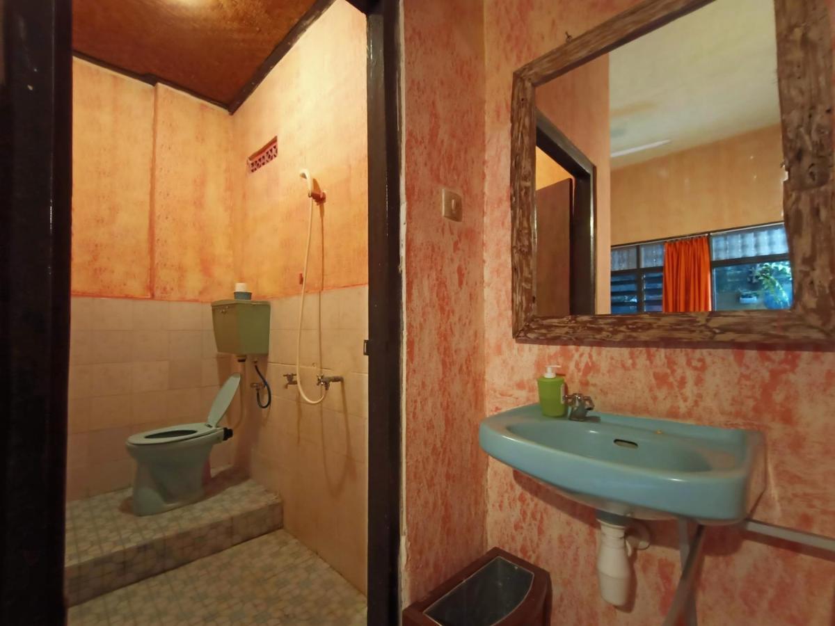 Lovina Central Hostel Bed & Breakfast