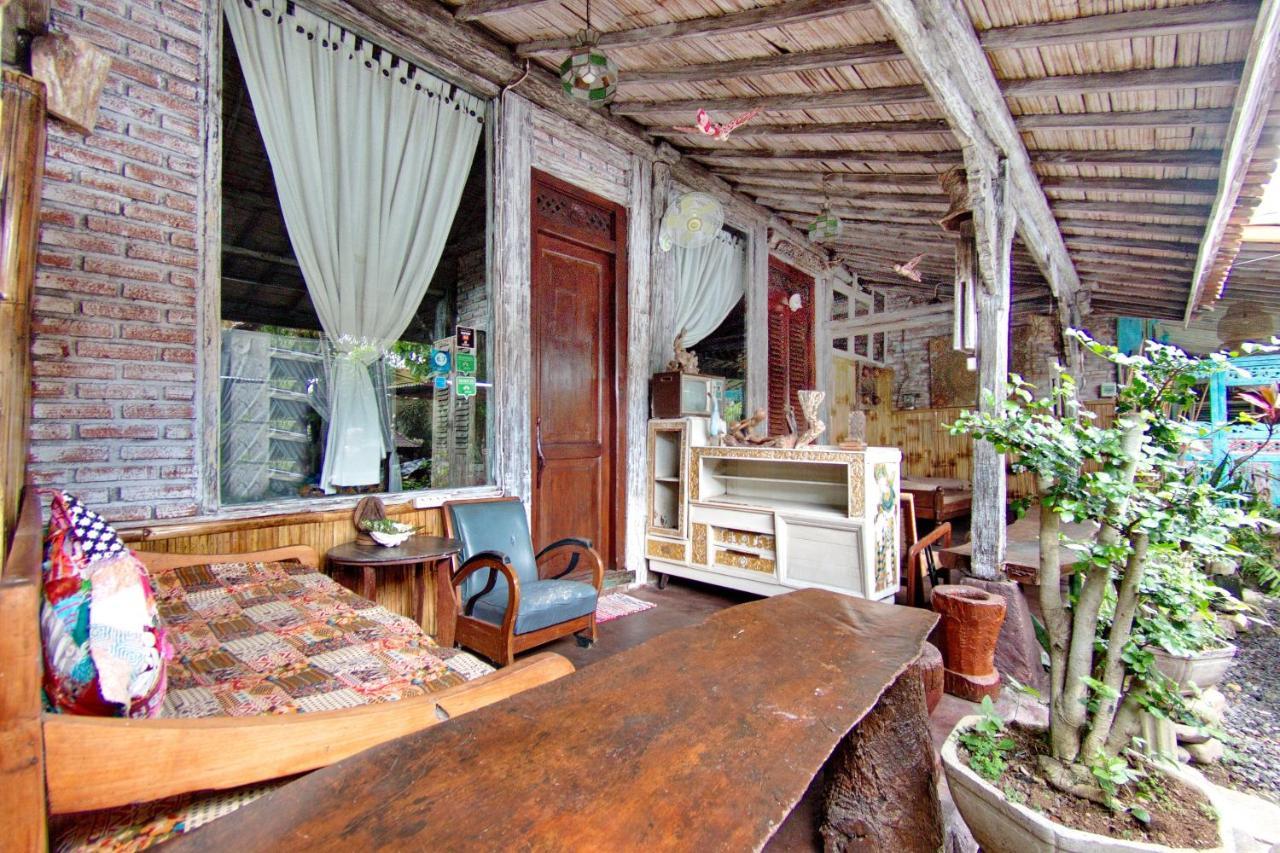 Tempat Tidur & Sarapan Santhiku &