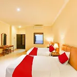 Super Oyo Townhouse Oak Maxi Hotel Legian