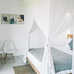 Three Palms Surf & Stay Medewi