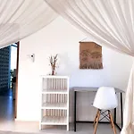 Three Palms Surf & Stay Medewi