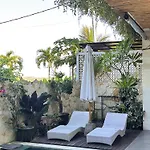 Three Palms Surf & Stay Medewi