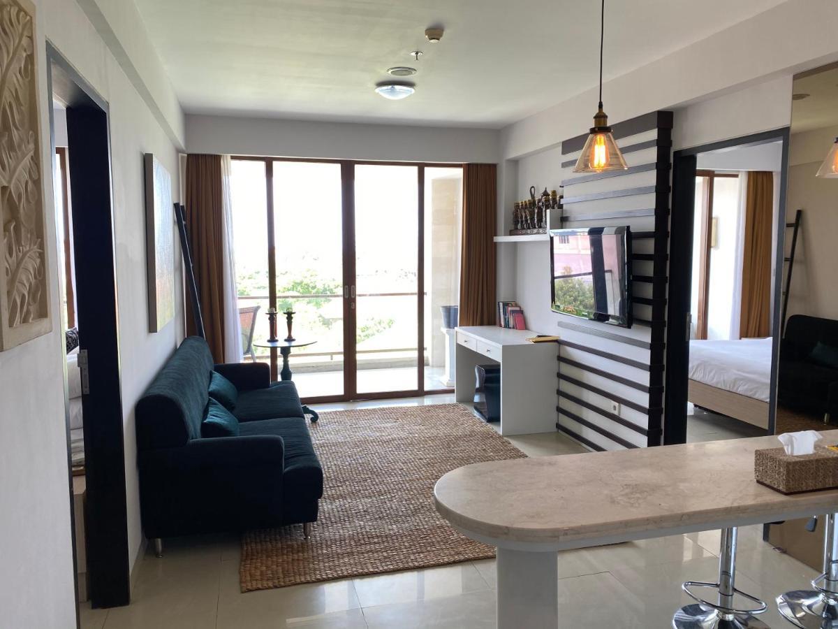 Stylish 2 Bedroom Penthouse Apt, Newly Refreshed, 50 Mbps, Pool, Gym, Resto Apartemen