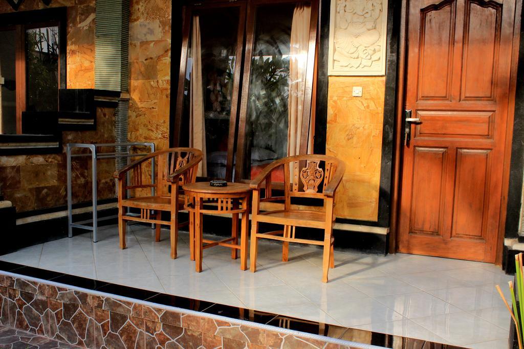 Arya Enny Salon And Guest house *