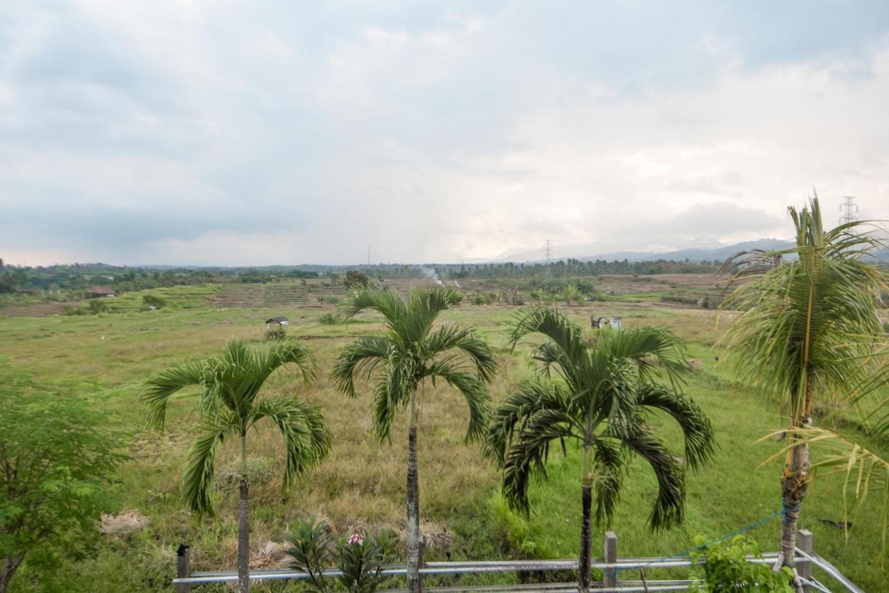 Three Palms Surf & Medewi Bed & Breakfast Airsatang