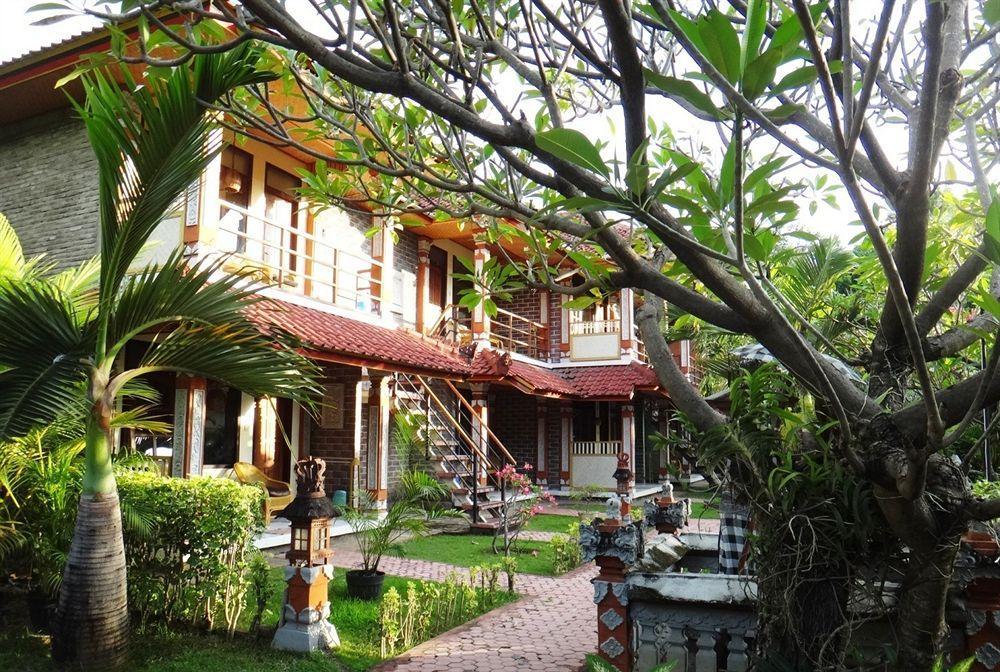 Hotel Bali Lovina 3*