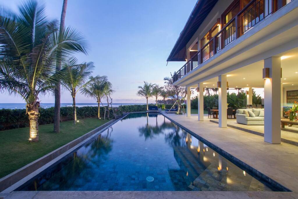 Bahay bakasyunan Beachfront Luxury, Purnama