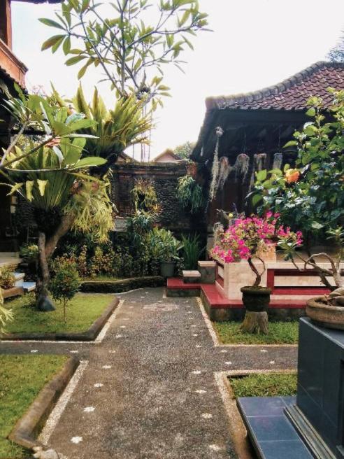 Tunjung Wisma tamu