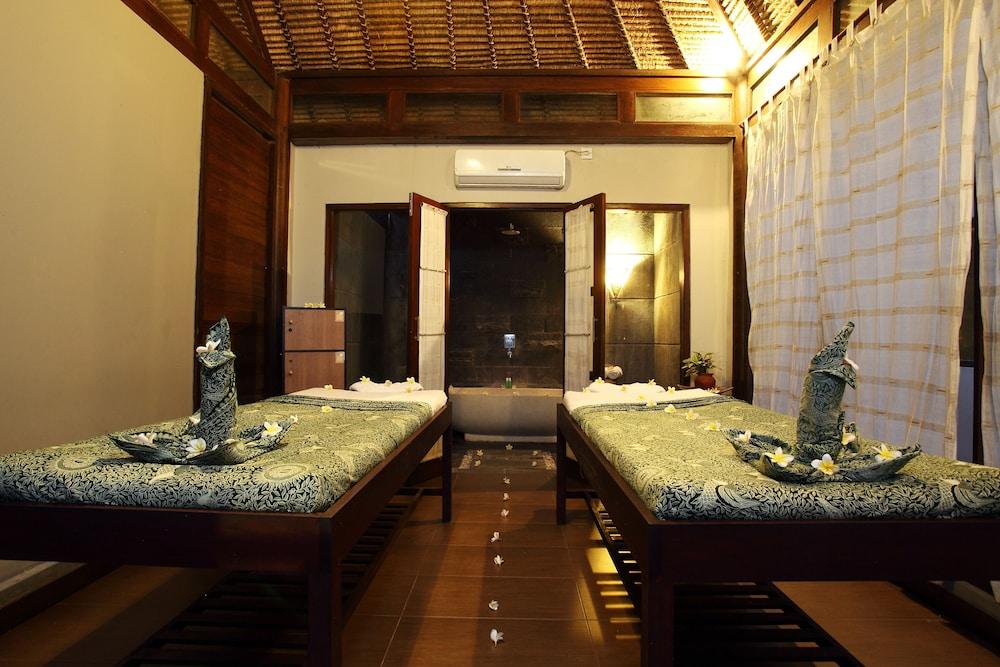 Puri Saron 4*