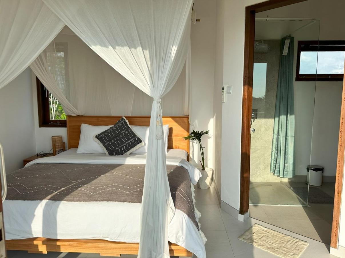 Three Palms Surf & Medewi Bed & Breakfast *