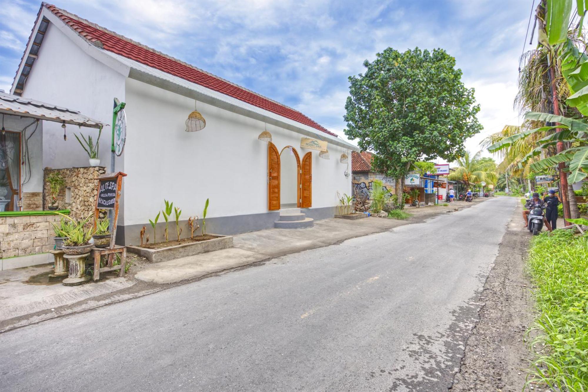 Moontana Beachfront Villa Batununggul