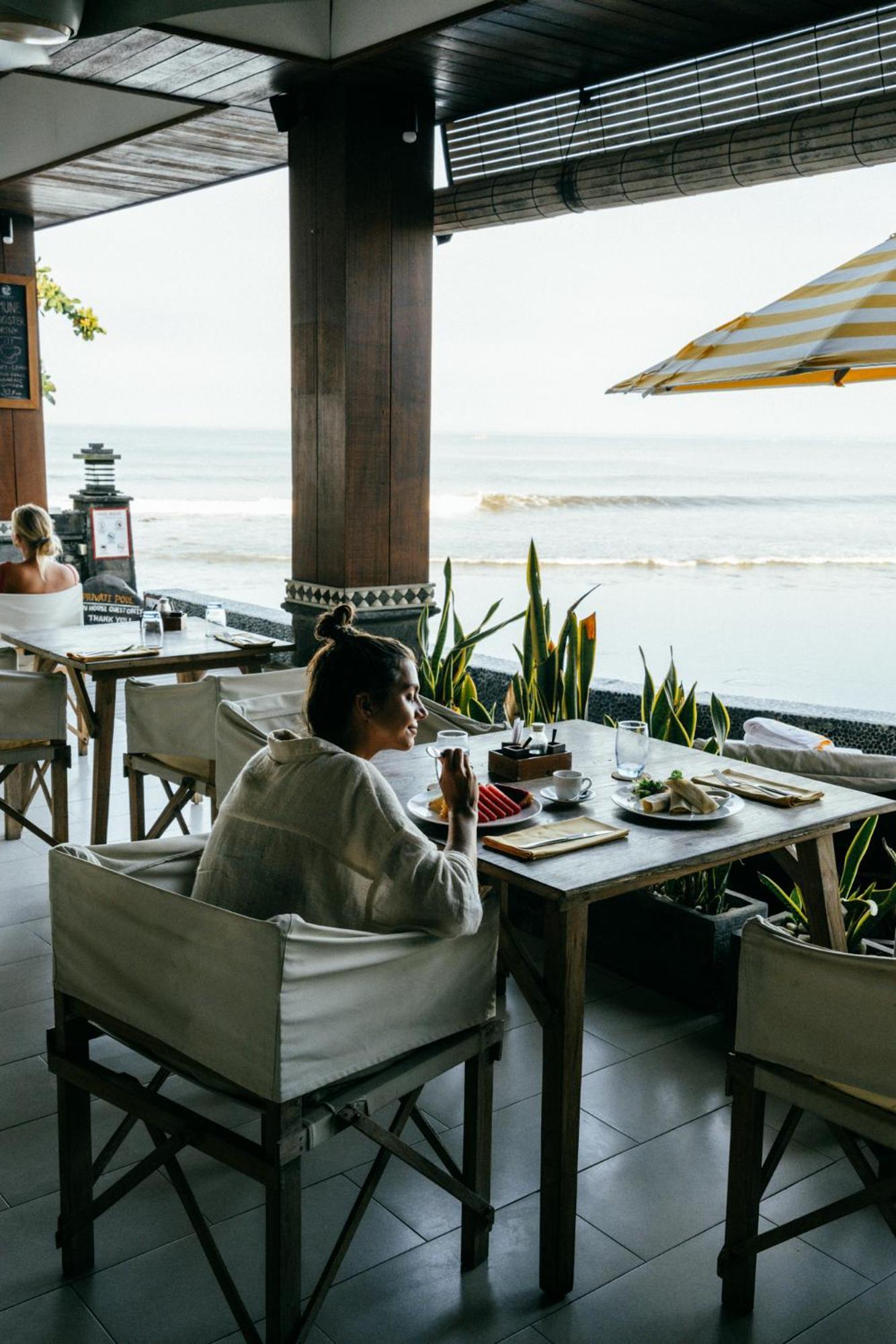Hotel Bombora Medewi 4*