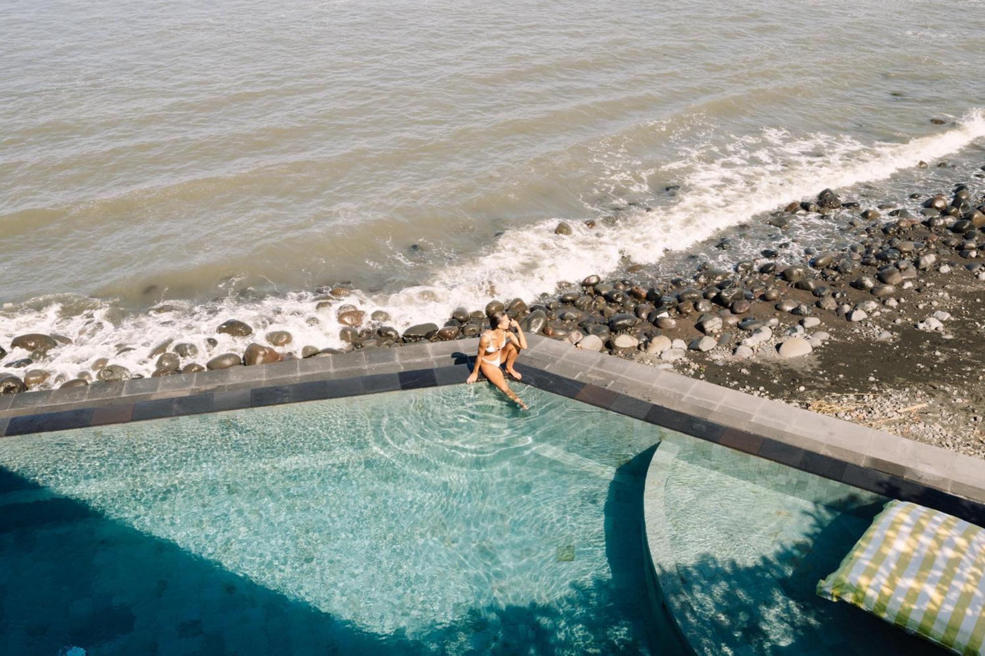 Hotel Bombora Medewi 4*