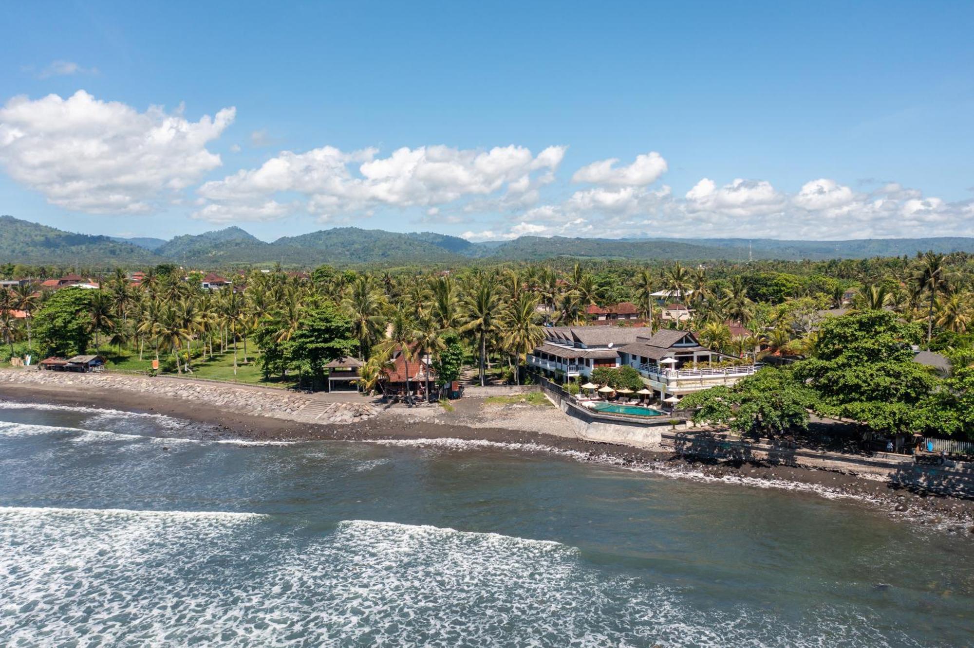 Hotel Bombora Medewi 4*