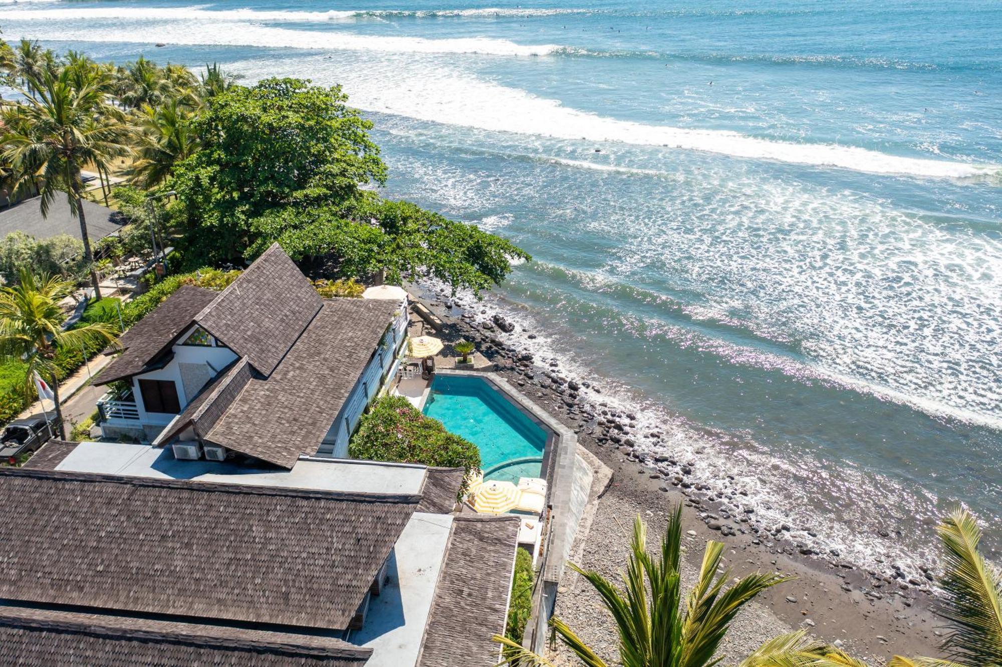 Hotel Bombora Medewi 4*