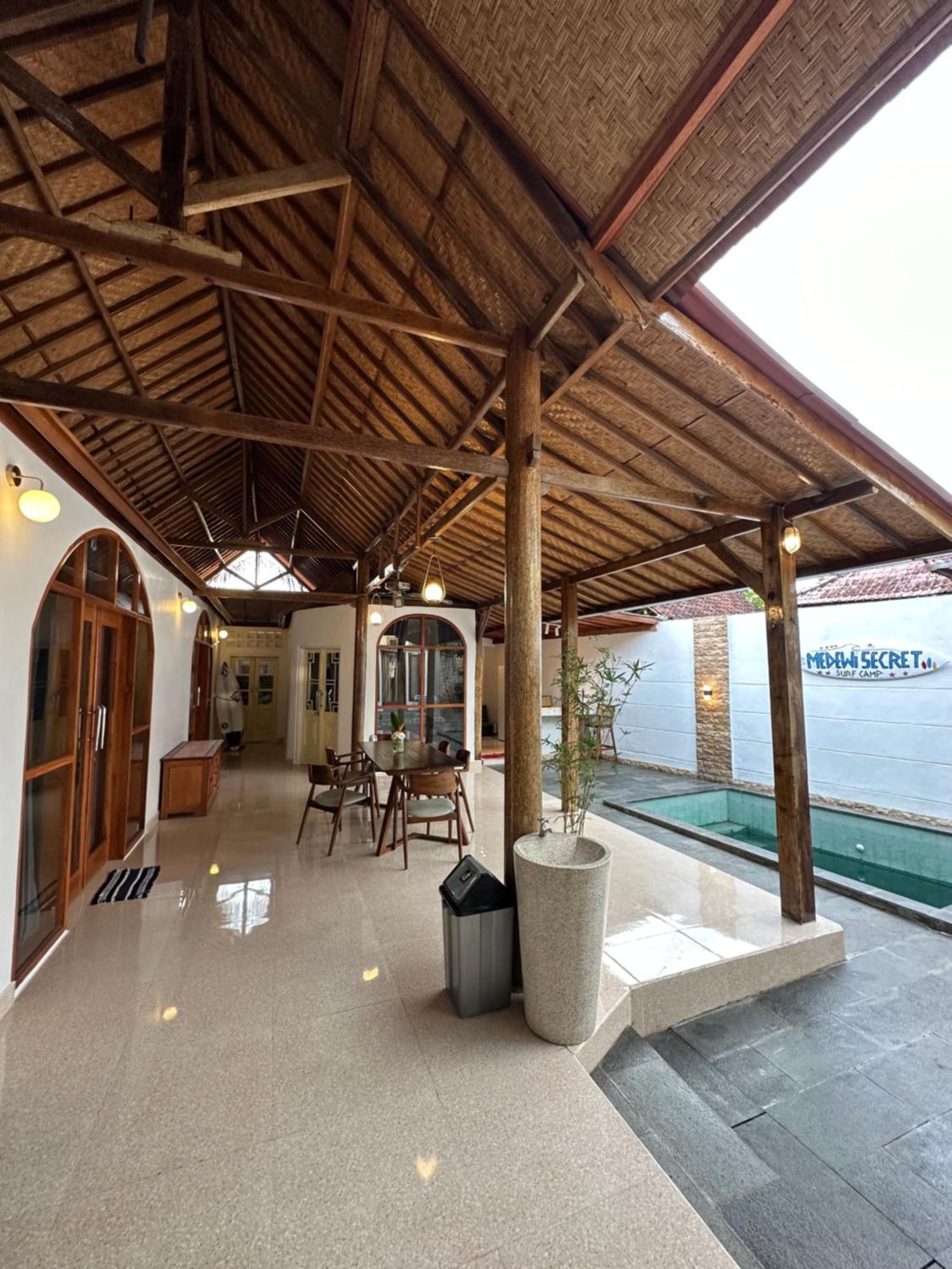 Medewi Secret Surfcamp Guest house Pulukan