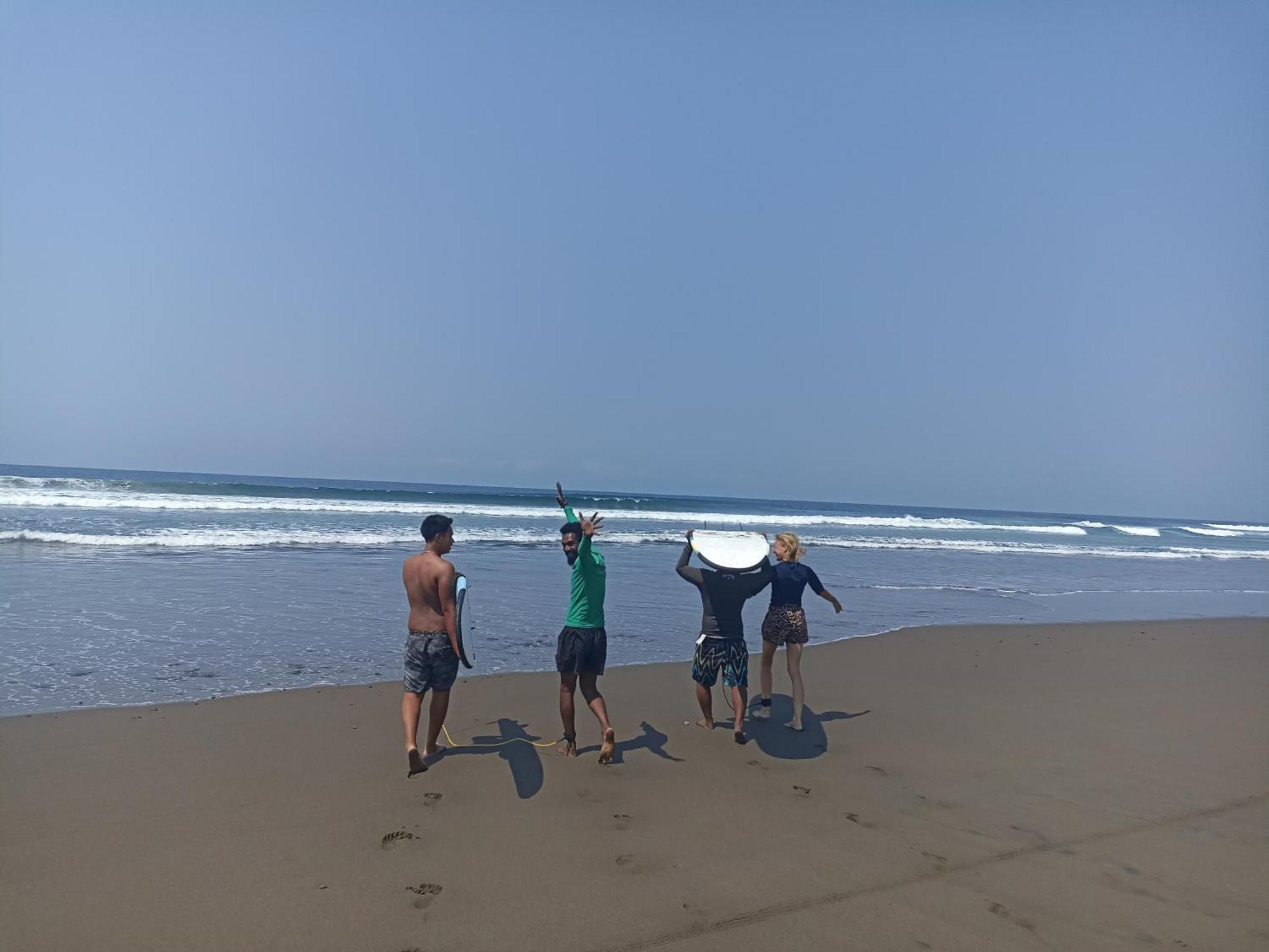 Ayolah Surf House &surf Camp