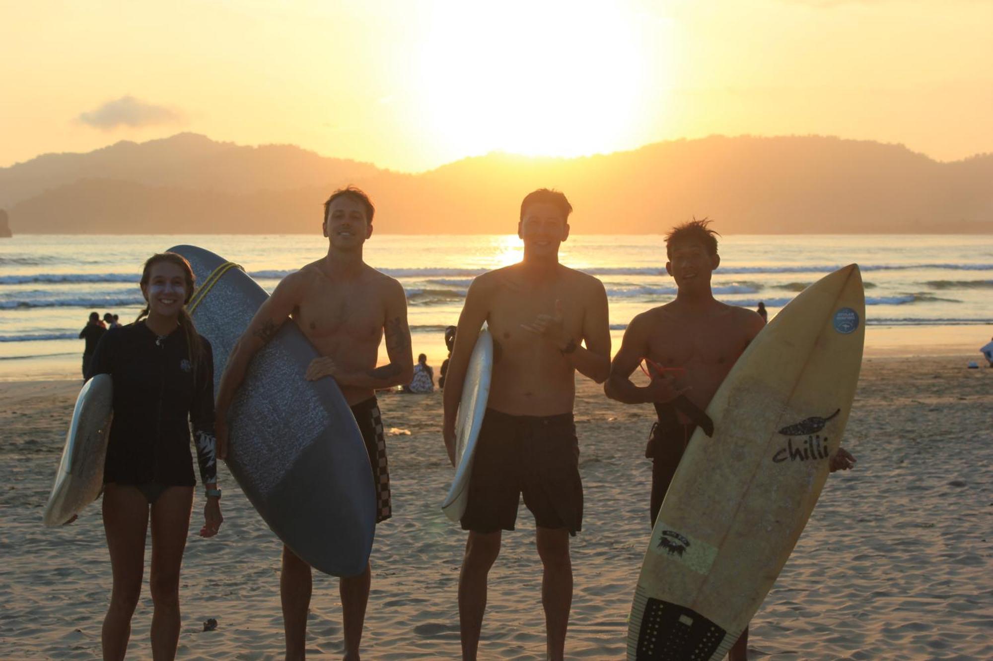 Ayolah Surf House &surf Camp