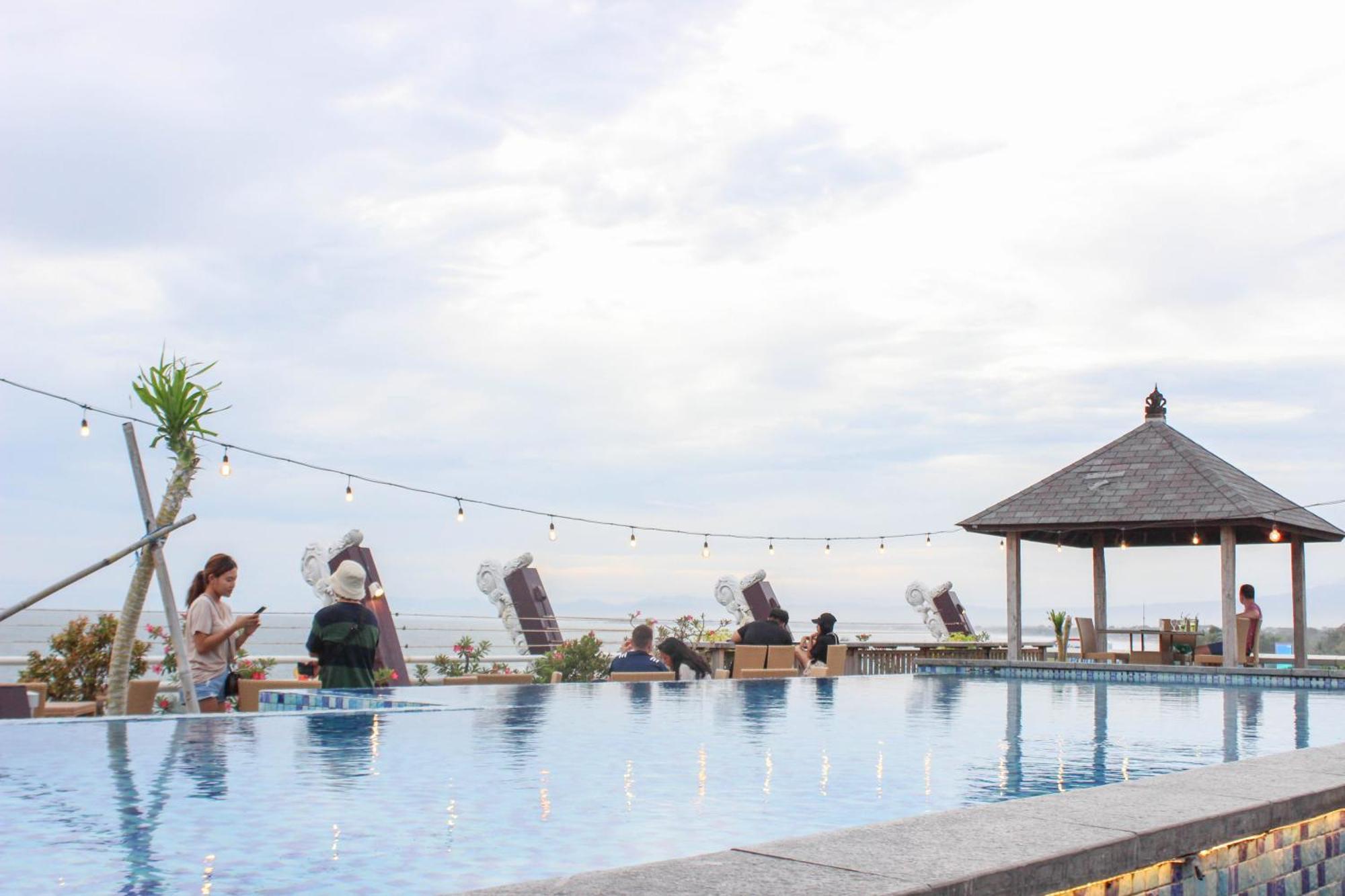 Kutabex Beachfront Hotel Hotel 3*