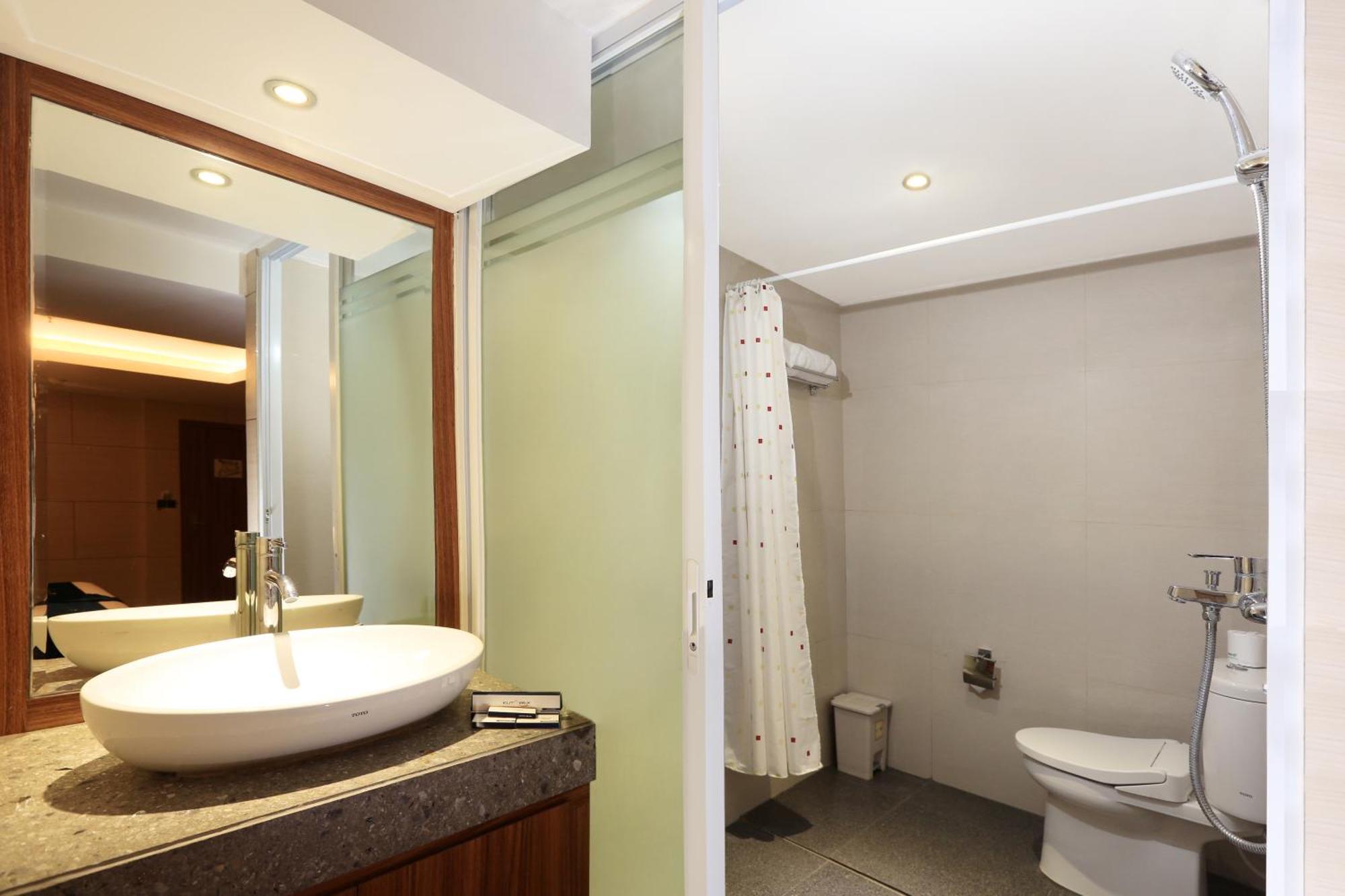Kutabex Beachfront Hotel 3*