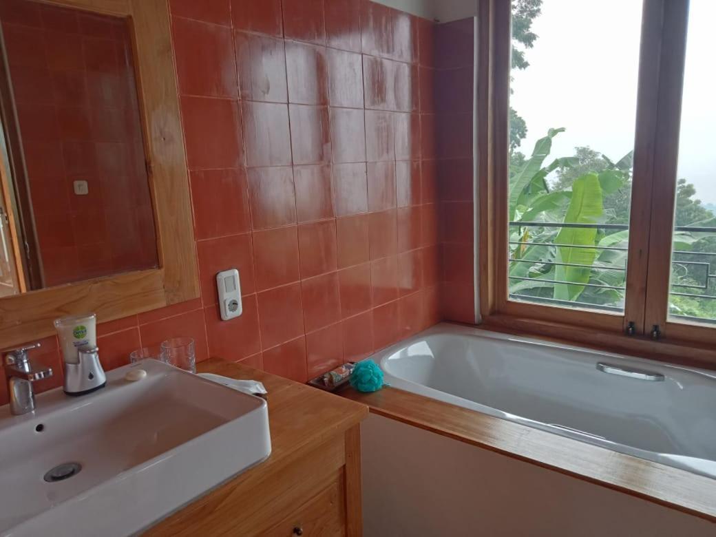 Liri - Ocean, Hills, Valley View *