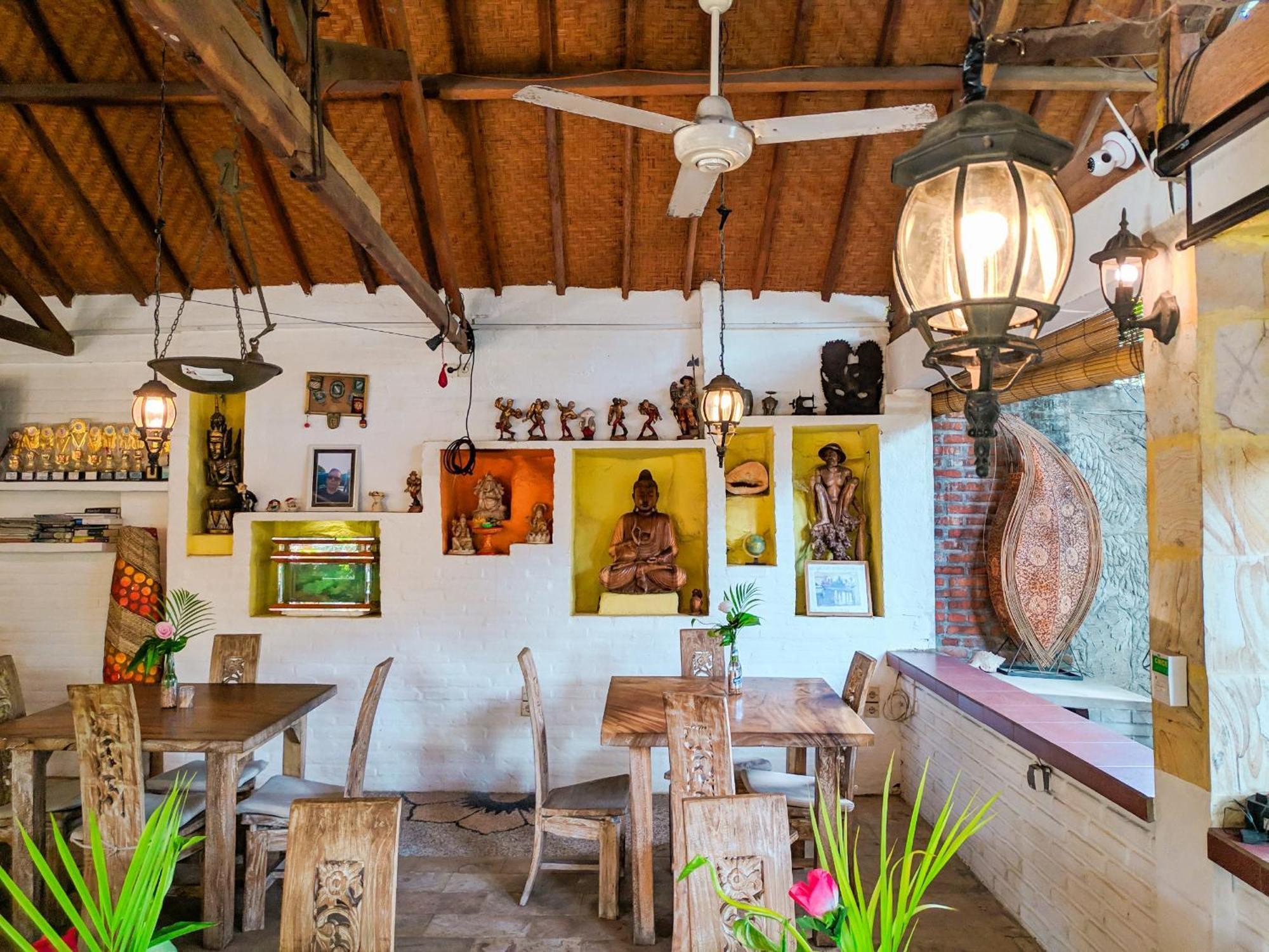 Deutsches-eck Rikesti Holiday park Lovina (Bali)