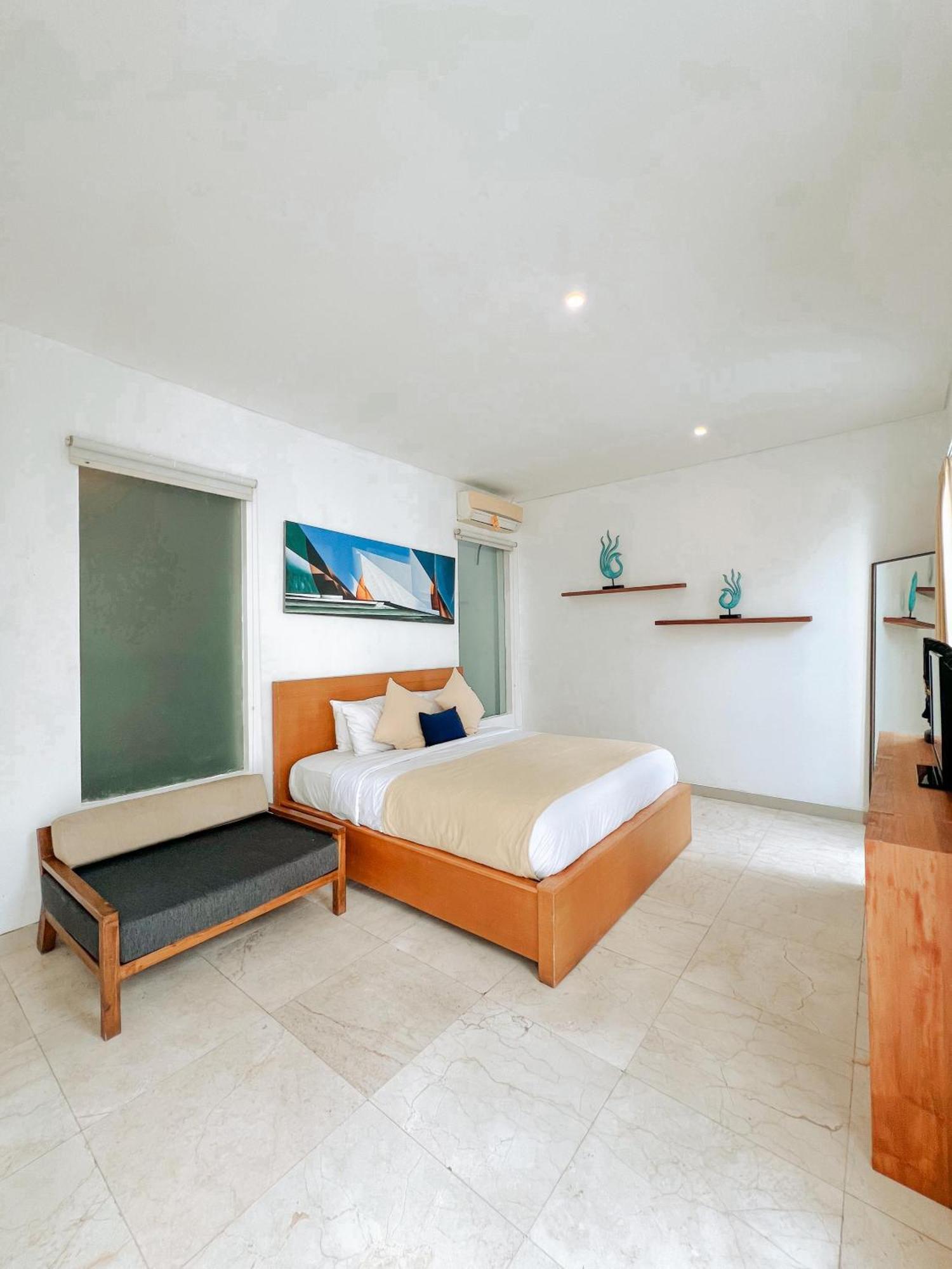 Apple & Holiday park Kerobokan (Bali)