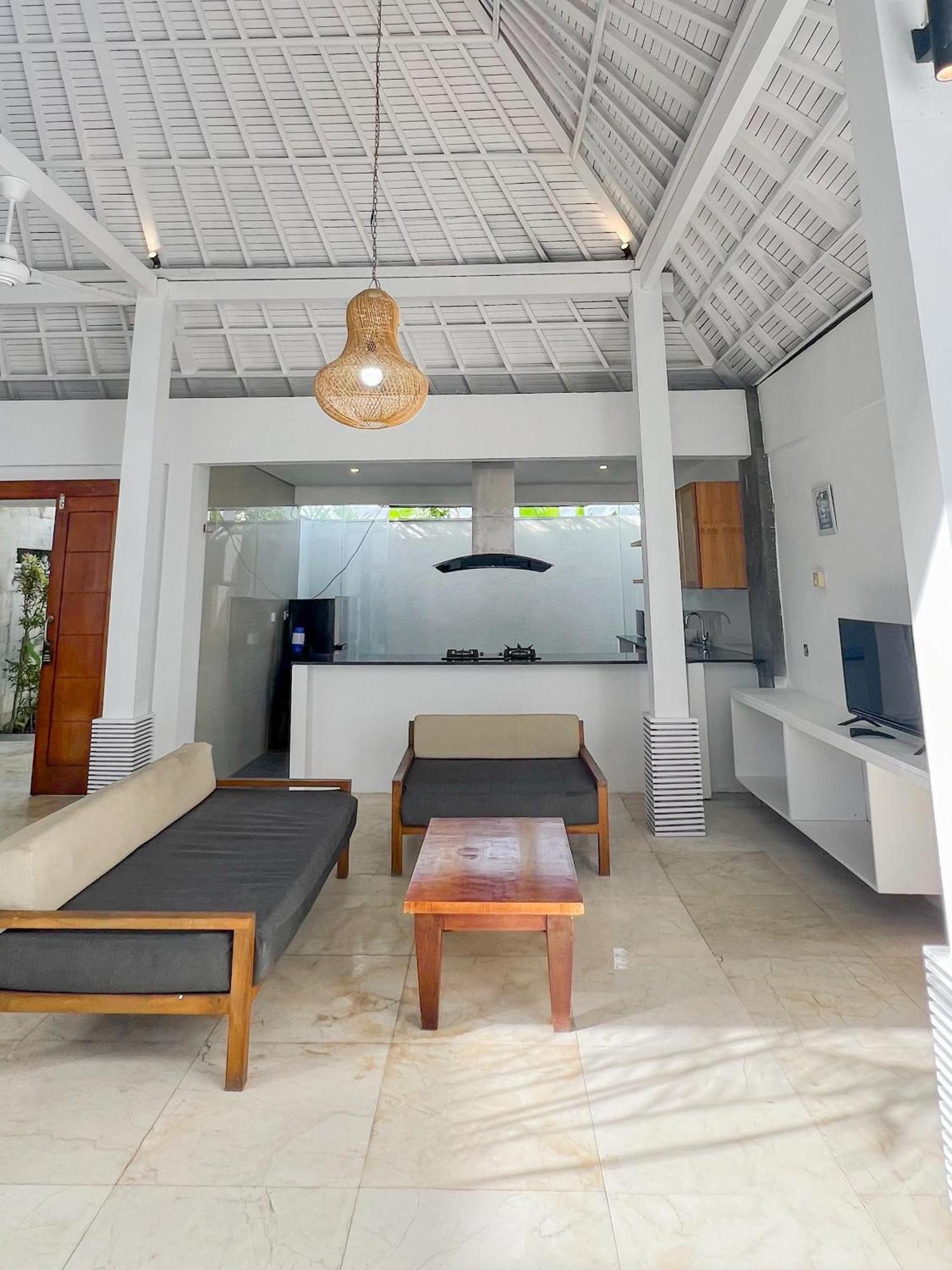Apple & Holiday park Kerobokan (Bali)