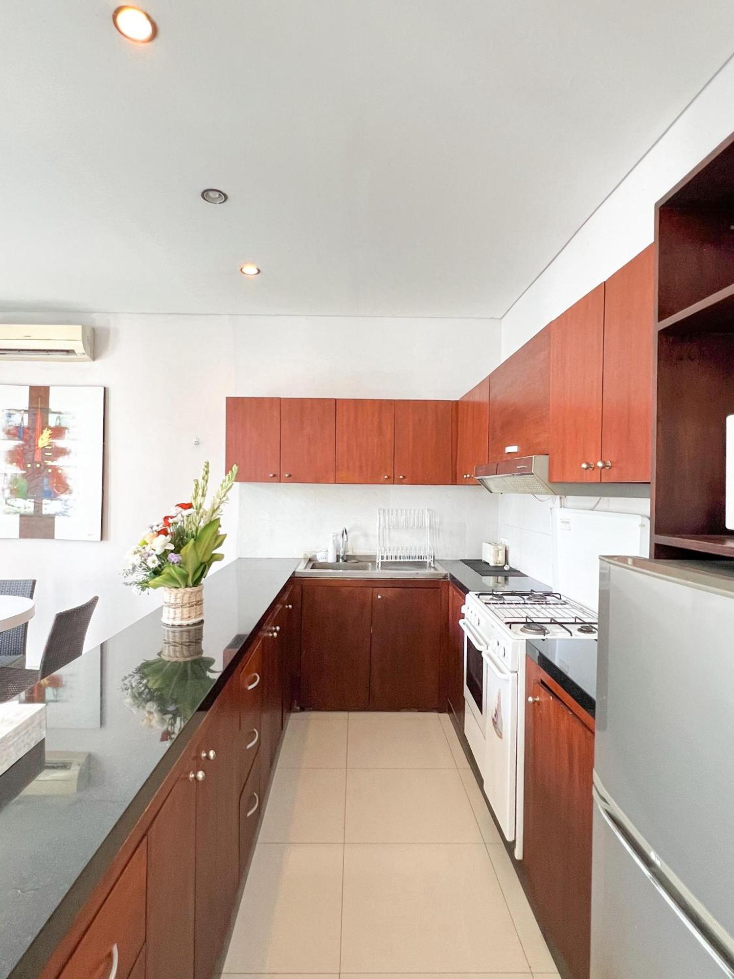 Apple & Holiday park Kerobokan (Bali)