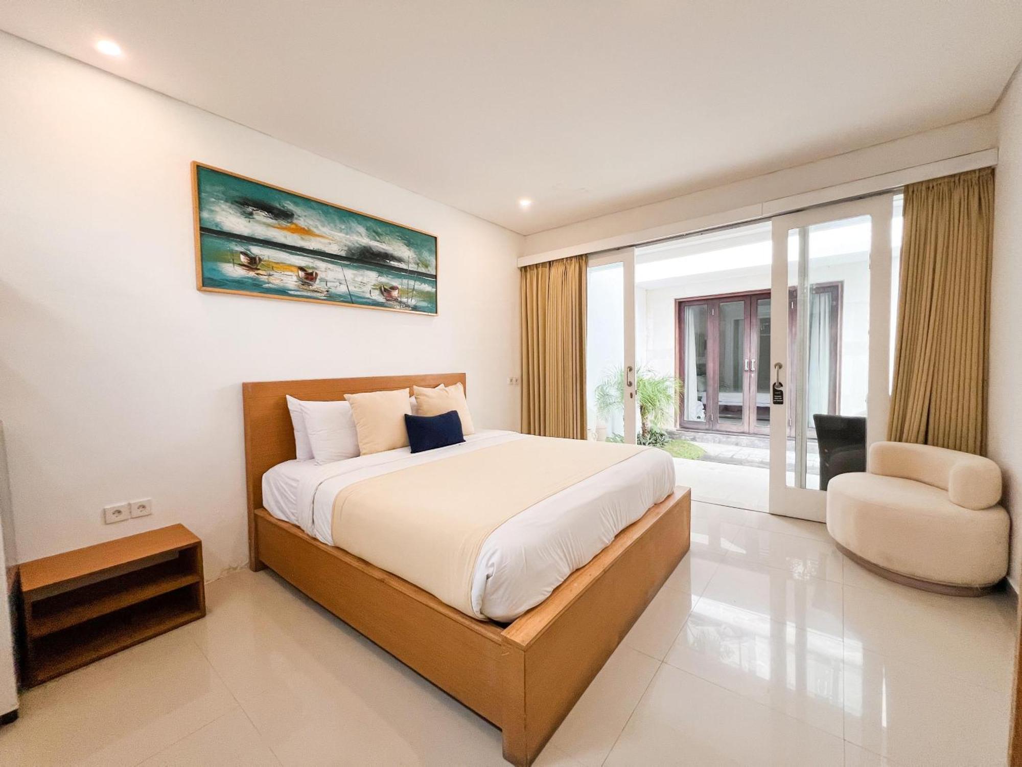 Apple & Holiday park Kerobokan (Bali)