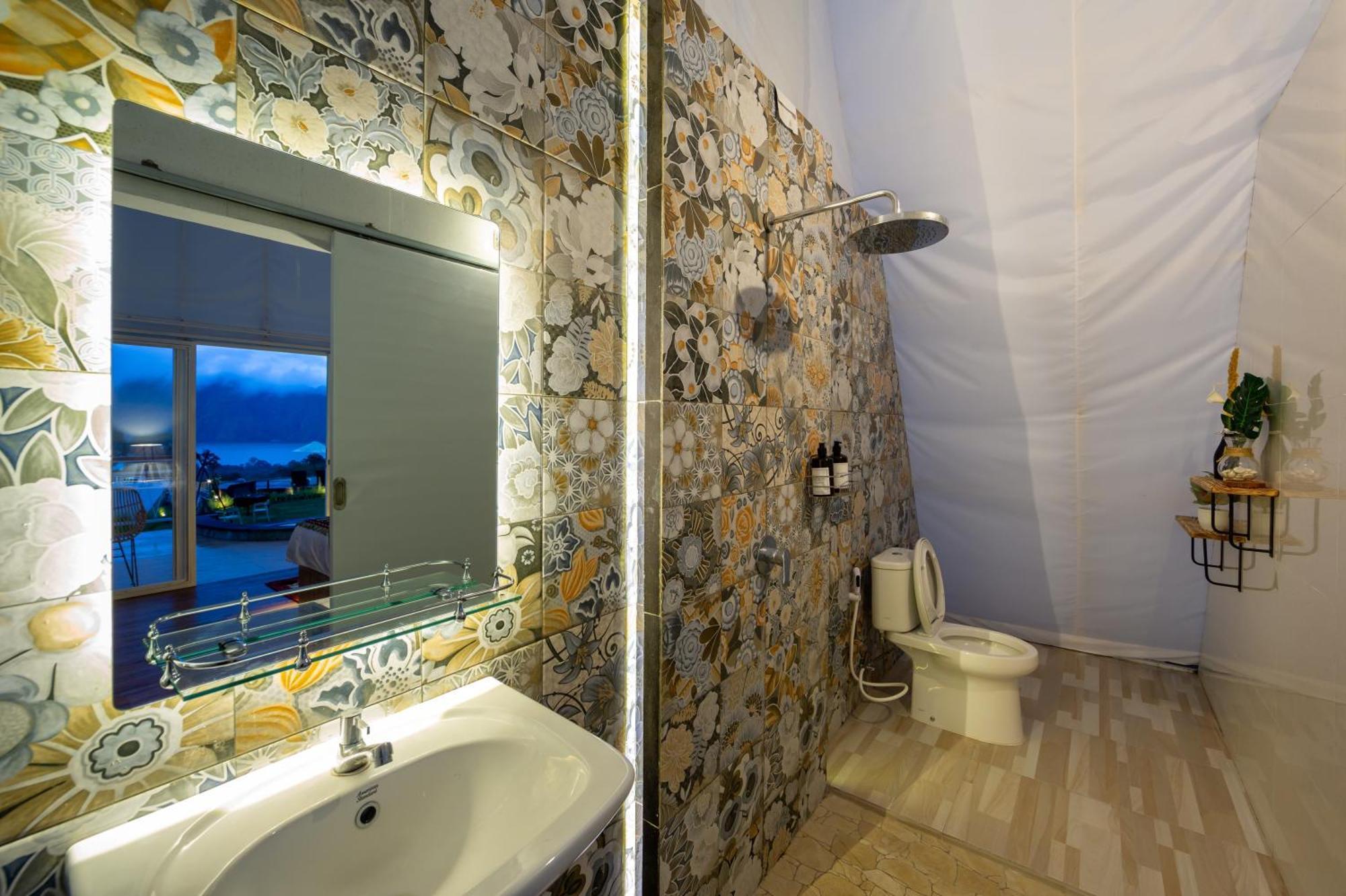 Marangyang tolda The Dewi Luxury Glamping And Natural Hotspring *