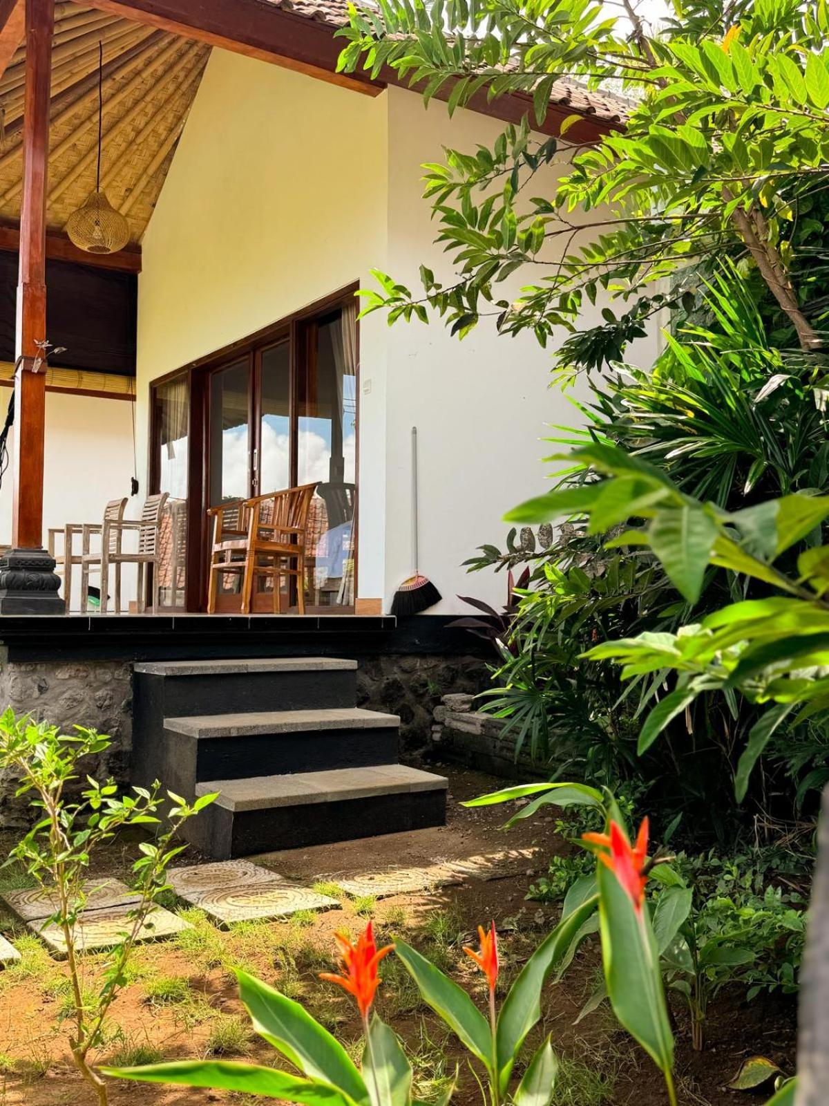 Frangipani & Restaurant Guest house Seraya